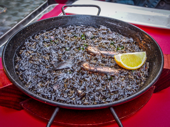Spanish Food: Black squid ink paella (Paella arroz negra)
