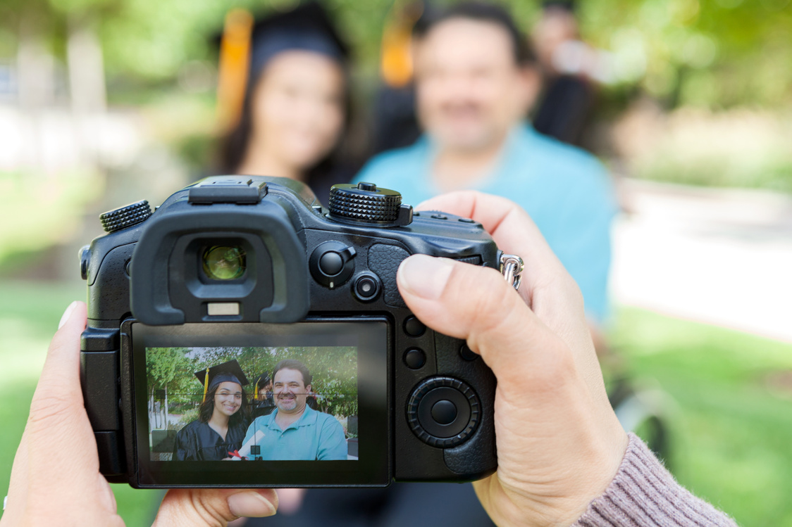 Photographer photographs family after college graduation